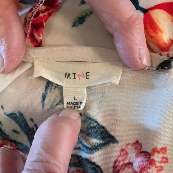 Pit to pit 19 1/2 in length 22 in. 9/1 - Picture 6 of 6